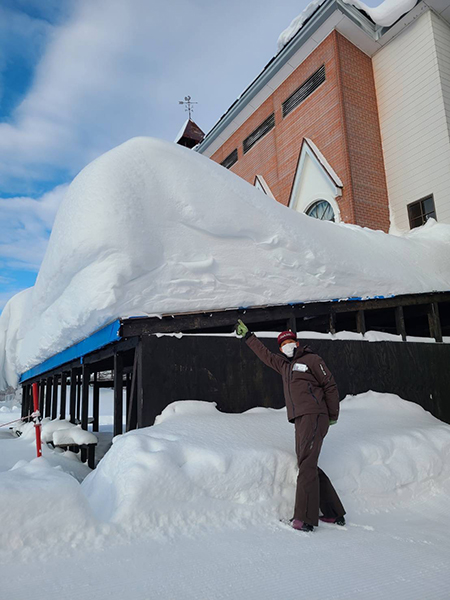 屋根の上の雪